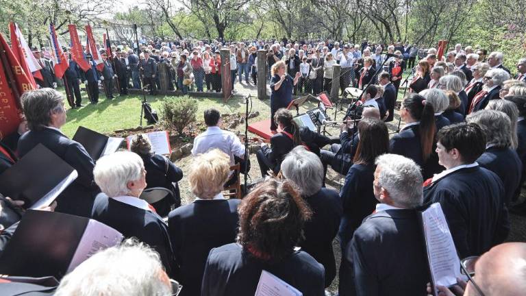 Talcev se bodo spomnili v treh jezikih