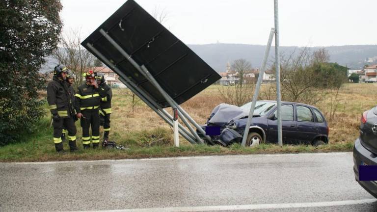 Zapeljal s ceste in podrl tablo