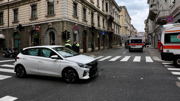 Avtomobil zbil motorno kolo