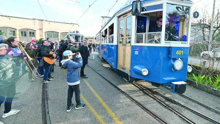Openski tramvaj spet miruje