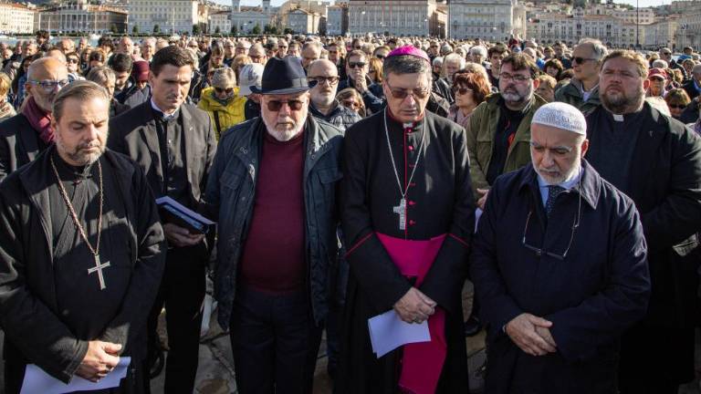 Vsaj 1500 ljudi na tržaškem pomolu: ustavite orožje!