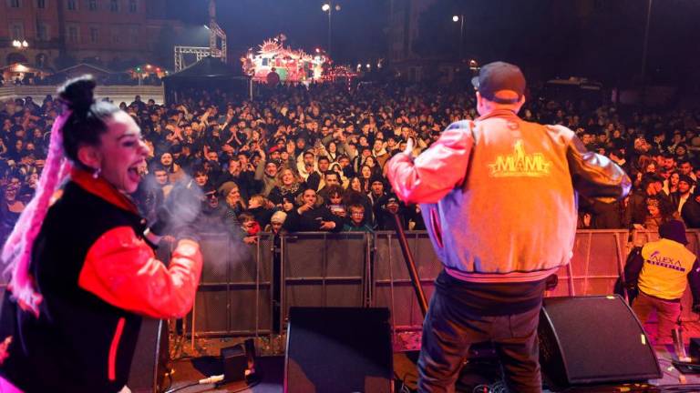 Oboji so premagali mraz: v Gorici glasba in ognjemet, v Novi Gorici Mambo Kings (foto)