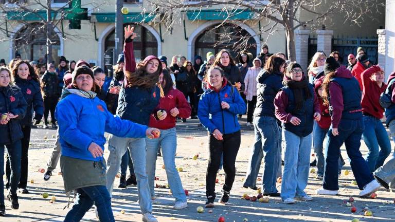 Okrogla obletnica obmetavanja z jabolki