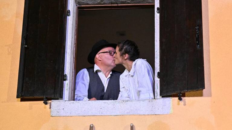 Thomas je smuknil v Tinino kambrco