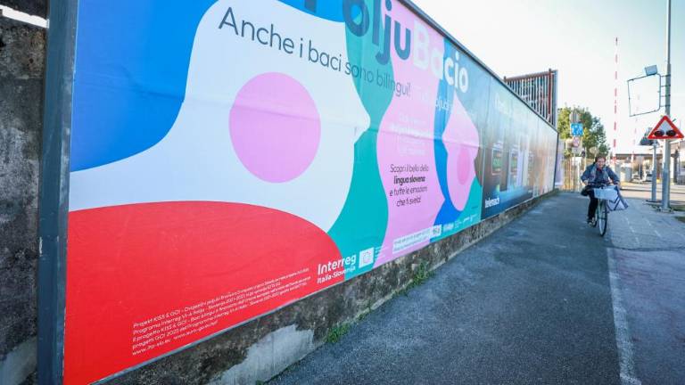 Dvojezičnost spodbujajo s »poljubi«