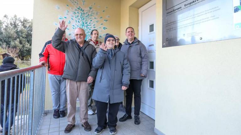 Tudi mozaik lahko ruši mejo