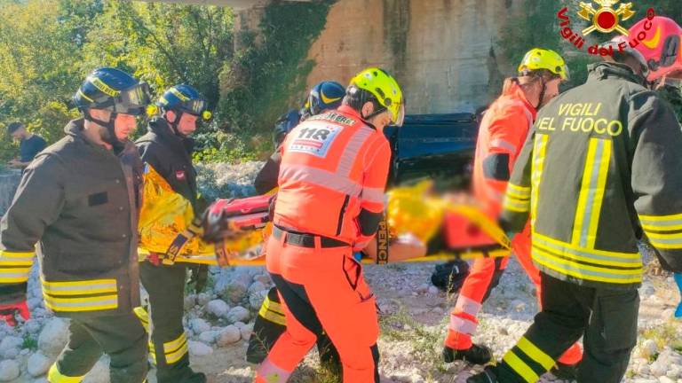 Izgubila nadzor nad avtomobilom in zapeljala v rečno strugo (foto in video)