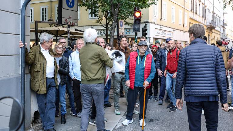 Policija si ogleduje posnetke neofašističnega napada