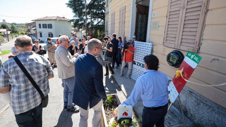 Prerezali trak pred novim trijezičnim defibrilatorjem