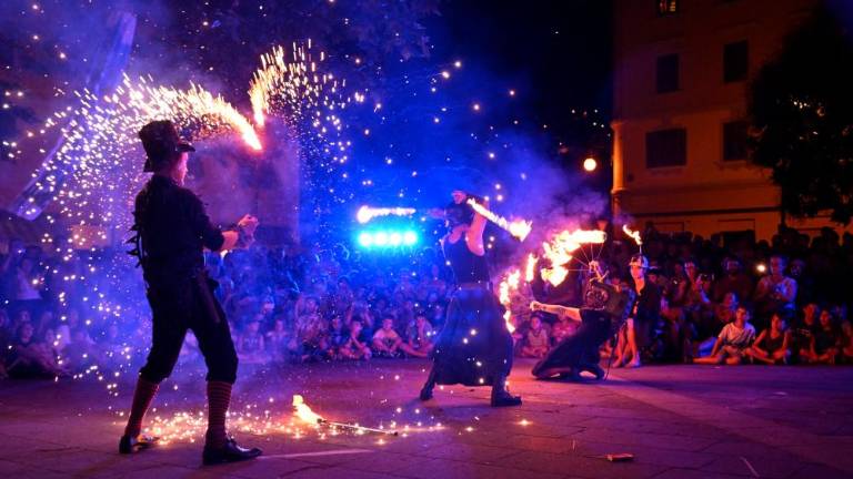 Performativne umetniške prakse vabijo na tržaške trge in parke