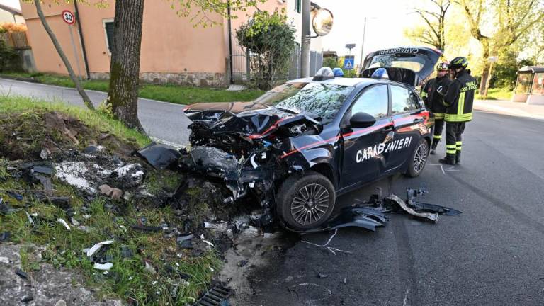 V Križu trčila osebni avtomobil in avtomobil karabinjerjev