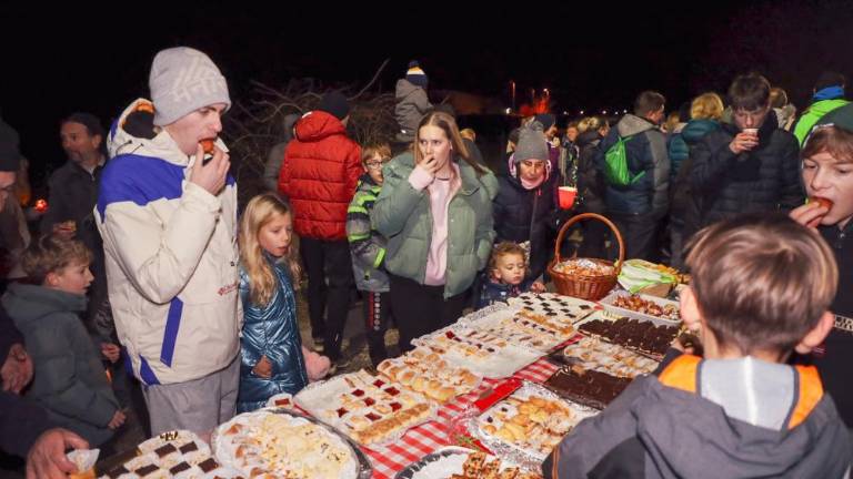 S čezmejno baklado pomagali hospicu