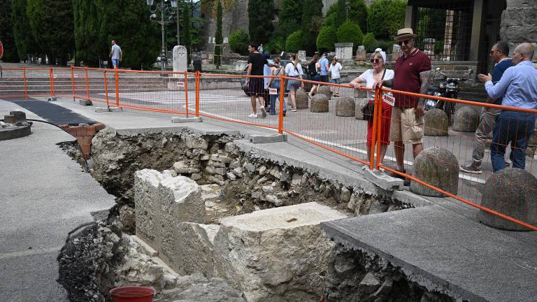 Pri Svetem Justu so naleteli na kamnite temelje in človeške kosti