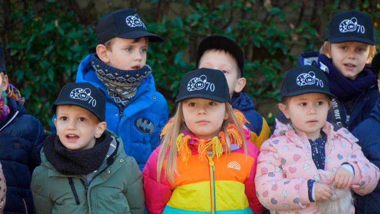 Ob obletnici otroci vrtcu zapeli himno