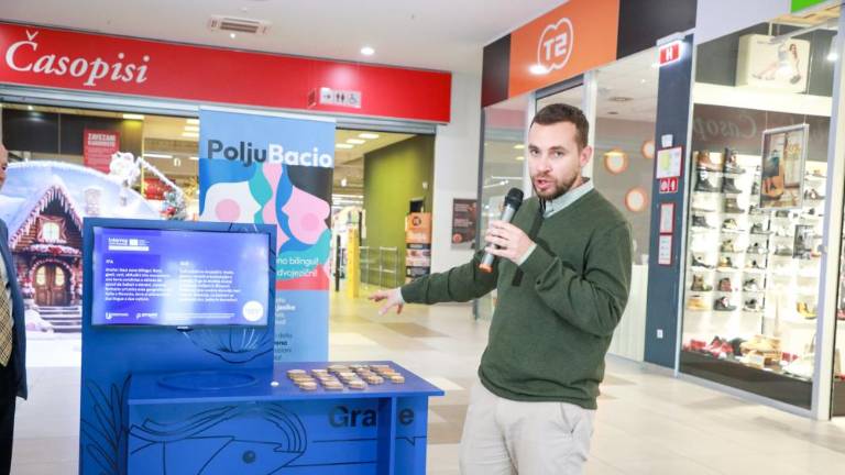 Dvojezičnost spodbujajo s »poljubi«