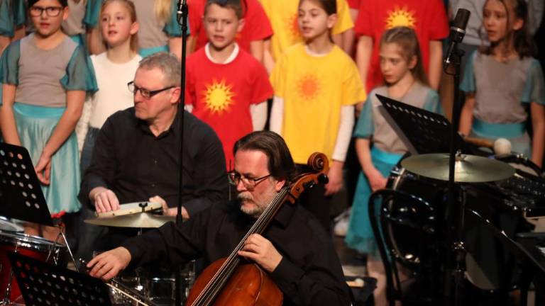 Razigrani pevski poklon Ljubki Šorli