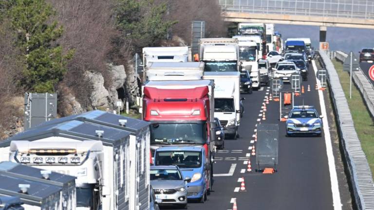 Na avtocestnem priključku zagorelo tovorno vozilo