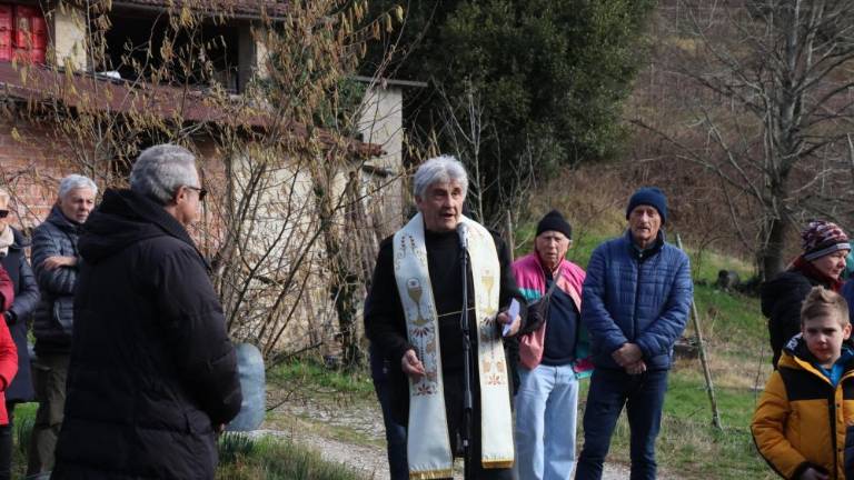 Prenovljeni most v Hudičevi luknji prvi prečkal pustni voz