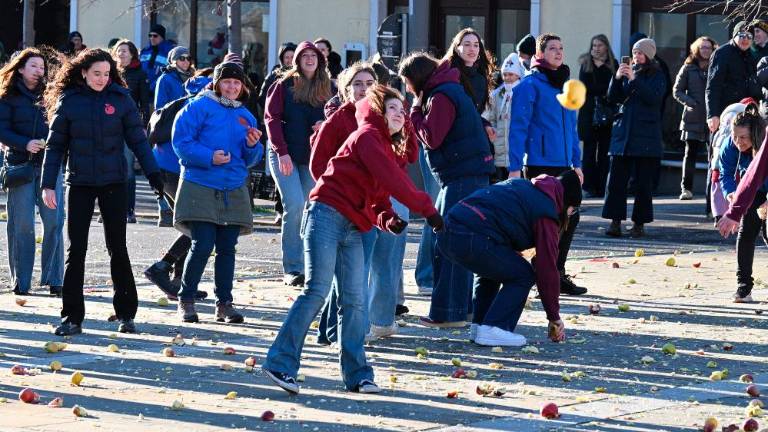 Okrogla obletnica obmetavanja z jabolki