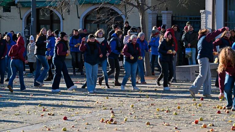 Okrogla obletnica obmetavanja z jabolki