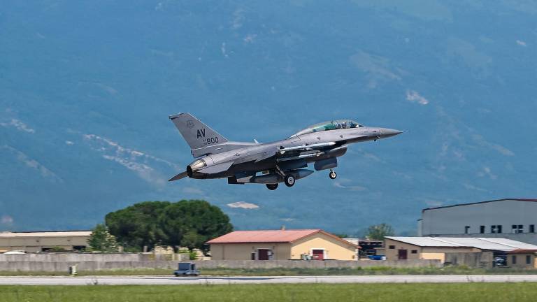 Eden od ameriških lovcev F-16 med vzletom z vojaškega letališča v Avianu (AVIANO AIR BASE)
