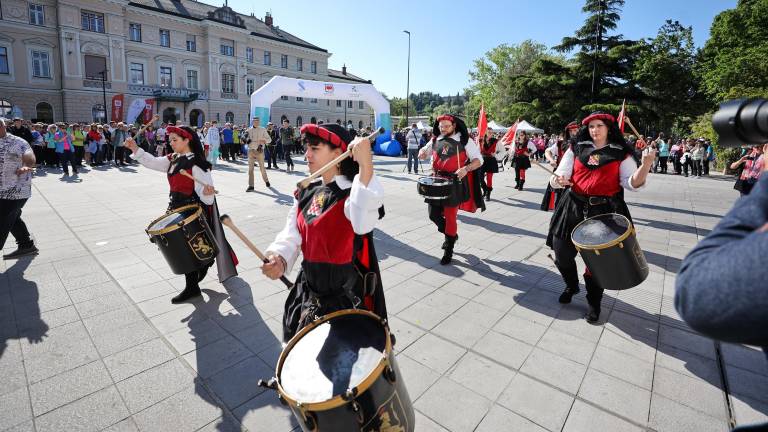 Grofija in pohod poživila mesti