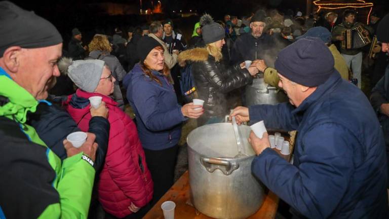 S čezmejno baklado pomagali hospicu