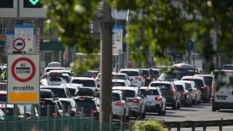 Po A4 je spet stekel promet