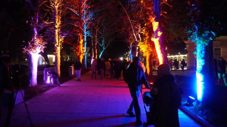 Čezmejni trg praznično osvetljen