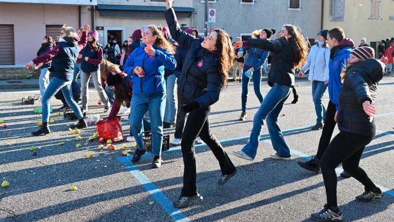 Okrogla obletnica obmetavanja z jabolki