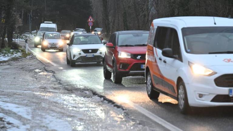 Na Krasu poledica povzroča prometne nesreče in zastoje