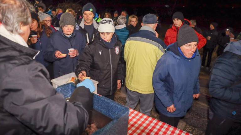 S čezmejno baklado pomagali hospicu