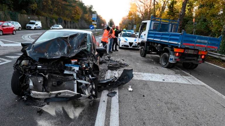 Silovito trčila avtomobil in tovornjak