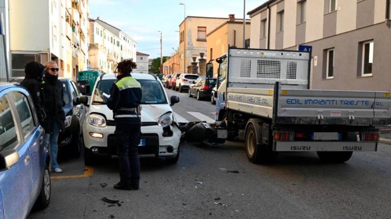 V Ul. Molino a vento trčila avtomobil in skuterist