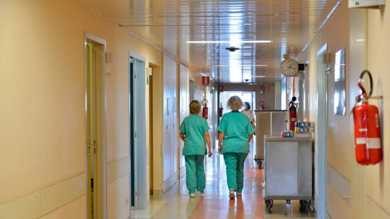 V rahlem porastu število hospitaliziranih bolnikov s covidom-19