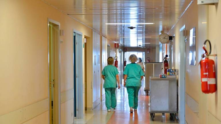 V zadnjem tednu nekaj več hospitaliziranih bolnikov s covidom-19