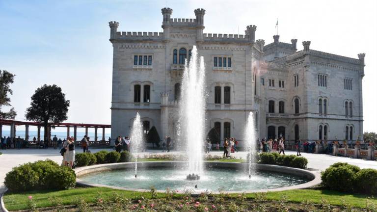 Miramarski in Predjamski grad med dvajsetimi najlepšimi v Evropi