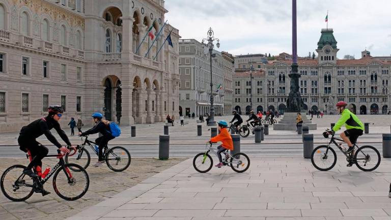 Sonce privabilo na ulice kolesarje in tekače