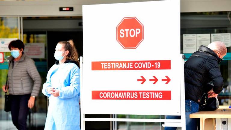 Delež pozitivnih testov v Sloveniji še pada