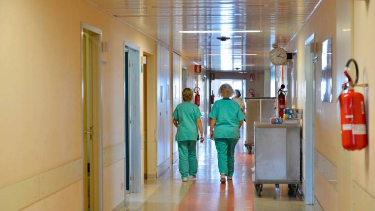 Število hospitaliziranih bolnikov s covidom-19 upada