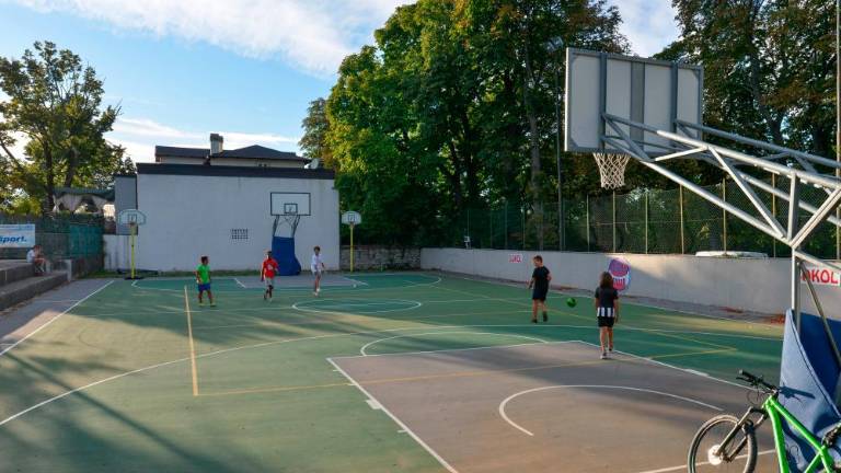 Dobrosrčnež nakazal 10 tisoč evrov za Sokolovo igrišče