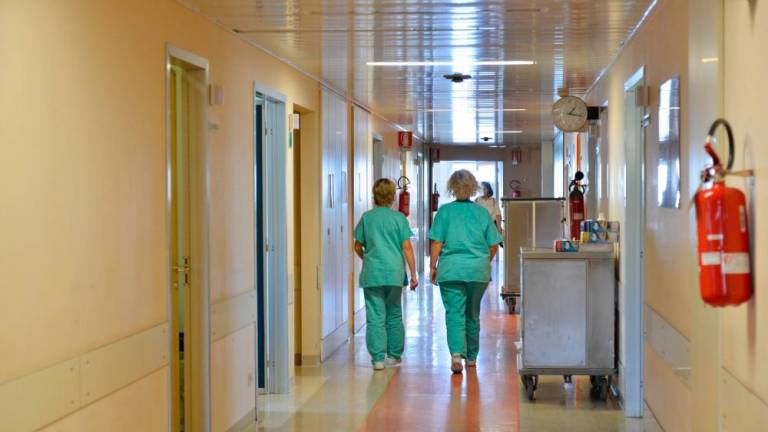 Število hospitaliziranih bolnikov rahlo narašča