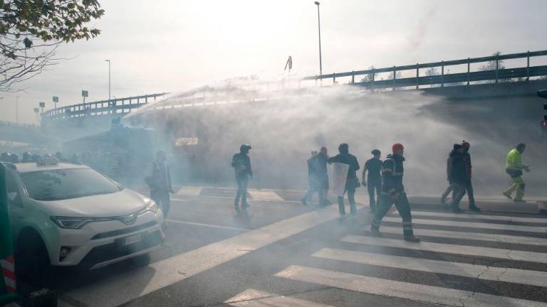 S solzivcem nad demonstrante kot leta 1998