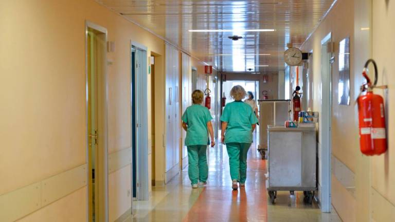 V porastu število hospitaliziranih bolnikov s covidom-19