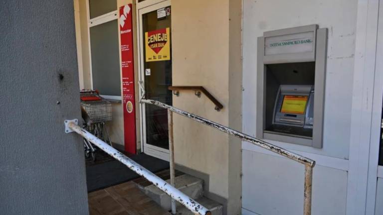 Z brusilnikom izrezali luknjo v bankomatu