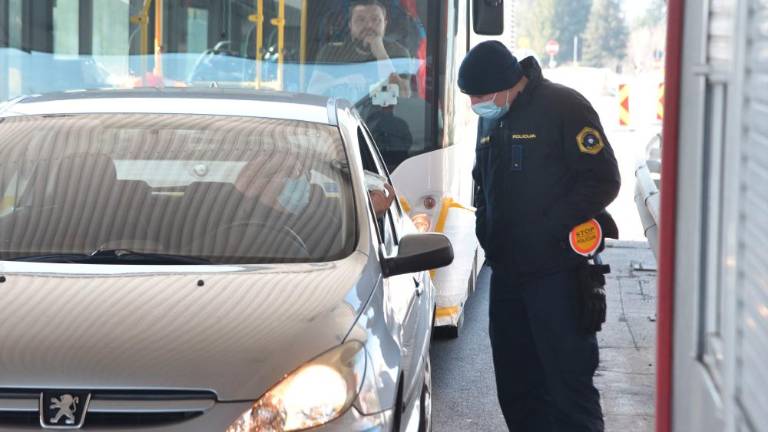 Testirati se morajo tudi čezmejni šolarji