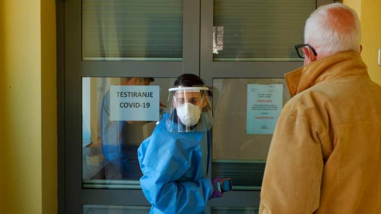 V Sloveniji 1103 aktivnih primerov okužb manj kot dan prej