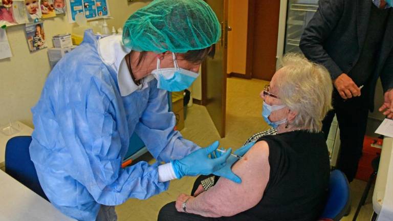 Starejše začeli cepiti tudi v Trstu in Nabrežini
