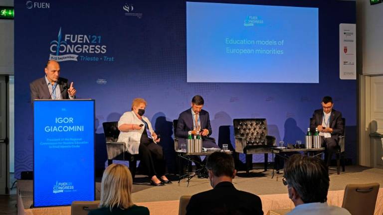 Šolstvo: manjšine bi se morale zediniti glede odstopanja od splošnih pravil