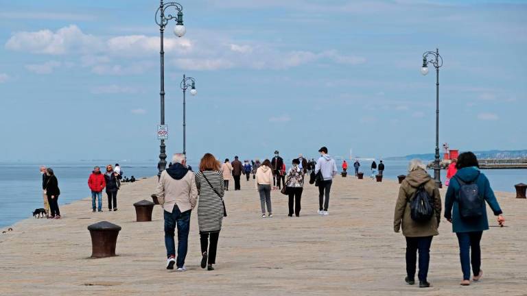 Sonce privabilo na ulice kolesarje in tekače